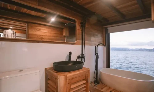 Phinisi-Elbark-Cruise-Misool-Bathroom