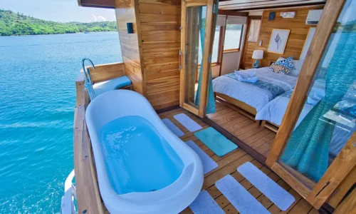 Pinta-Master-Sea-View-Bathtub